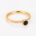 Detalle de anillo de acero dorado con inserción negra y circonitas engastadas en el lateral - US 6 / Dorado