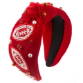 Dettaglio di perline e strass cuciti a mano sulla fascia rossa annodata stile rugby - Motivo Rugby / Rosso
