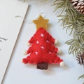 Albero di Natale in feltro rosso fatto a mano con stella gialla e palline di peluche - Pino Rosso (8.5x11.5cm)