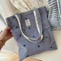 Detail van een blauw-wit geruite canvas draagtas met fijne borduurwerk decoraties - Donkerblauw Fijn Raster