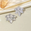 Orecchini a fiore in argento con petali testurizzati su sfondo di raso premium - Fiore a Trama Radiante / Argento-Stile B