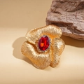 Detailansicht einer eleganten goldenen Blumenbrosche mit rotem Edelstein und Diamanten - Gebürstetes Blumenmuster (Roter Hauptstein) / Rot