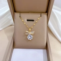 Dettaglio collana fiocco dorato con zircone quadrato e cristallo in scatola portagioie - Stile Diamante Singolo con Fiocco (XL2606-416) / Oro