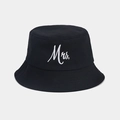 Dettaglio del ricamo bianco Mrs. di alta qualità su un cappello a secchiello in tela nera - Taglia unica / MRS Nero