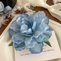 Pince à cheveux pivoine en soie bleue dégradée avec feuilles vertes pour coiffure élégante - Bleu