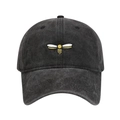 Détail de la broderie d'abeille jaune sur la casquette de baseball gris anthracite délavé - Réglable / Noir