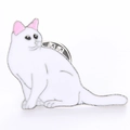 Vista dettagliata della spilla a gatto in smalto bianco con orecchie rosa e chiusura - Gatto Bianco Puro