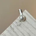 Dettaglio di un fermaglio per capelli con grande perla rotonda e base in lega d'argento - Forcina / Modello Tondo Piccolo