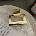Minimalistische goldene Haarklammer aus Metall mit rechteckigem Design auf elegantem Teller - Quadratisch Hohl / Gold