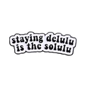 Spilla in smalto bianco e nero con citazione Staying Delulu is the Solulu su bianco - Stile Staying Delulu Is The Solulu (QHXZ4165)