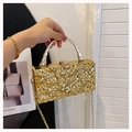 Detailansicht der goldenen Hartschalen-Abendtasche mit Faltenstruktur und Metallgriff - Gekräuselte Welle / Gold