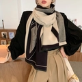 Sciarpa invernale geometrica con lettera V, morbida sensazione cachemire e nappe eleganti - Consistenza In Cotone / Patchwork Nero Grigio Beige