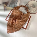 Foulard triangle rétro marron foncé avec motifs floraux bleus et blancs et élastique - Ambre caramel
