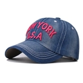 Dettaglio cappellino denim vintage con ricamo 3D New York USA rosa e cuciture a contrasto - Rosa Rosso