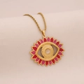 Macro del ciondolo a occhio solare con smalto rosso e rosa su una collana dorata - 3# Collana Rosa Rosso