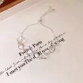 Pulsera minimalista de trébol plateado con flores transparentes y cordón ajustable - Cordón Ajustable / Pulsera-Cristal Blanco