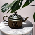 Mini bruciatore d'incenso in bronzo con intaglio Fu su piedistallo in marmo liscio - Stile Teiera