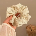 Chouchou élégant avec motif floral vert sur tissu crème pour coiffure de femmes - Petites Fleurs Vertes / Vert