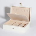 Joyero blanco con interior de terciopelo beige mostrando compartimentos para anillos - Caja Cuadrada Pequeña 16.5x11.5x5.8 / Blanco