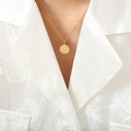 Collana con medaglia bussola dorata in acciaio inossidabile indossata da modella - Oro
