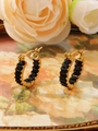 Détail de boucles d'oreilles en acier doré 18K avec zircons noirs carrés sertis - ZHE2399 - Strass Noir / Or 18K