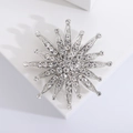 Élégante broche tournesol argentée avec cristaux étincelants au design rayonnant - Argenté