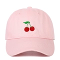Berretto da baseball rosa con ricamo di ciliegie, frutti rossi e foglie verdi su sfondo bianco - Regolabile / Rosa