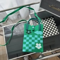 Détail du mini sac tricoté vert à damier avec boucle en métal et perle bleue sur verre - Fleur à Damier Vert (Sac de Téléphone)