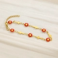 Bracelet en acier titane doré avec breloques marguerites colorées et détails de croix - Bracelet Croix Fleur Rouge Jaune Or (KB166330-TK)