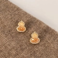 Pendientes de calabaza chapados en oro con cristales y ámbar sobre fondo textil - Pendientes de botón Wu Lou café (pin de plata dorado)