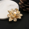 Elegante spilla a fiore placcata in oro 18k con diamanti scintillanti e perla d'acqua dolce - Stile Loto / Stile Spilla / Oro