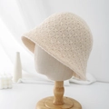 Primer plano de sombrero tipo pescador de punto beige con textura de rombos en cabeza de maniquí - Ajustable / Blanco Roto