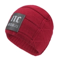 Dettaglio del berretto rosso in maglia a coste con patch logo in pelle goffrata sul lato - Taglia unica / Rosso