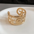 Macro shot of gold hollow starfish and seashell patterns on the metallic open bangle - Starfish Conch Hollow (23#)