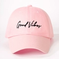 Rosa Baumwoll-Baseballkappe mit schwarzer Good Vibes Stickerei auf weißem Hintergrund - Rosa