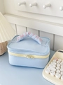 Borsa trucco macaron azzurro con ricamo rosa OMIRTHO e chiusura a zip gialla - Azzurro
