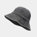 Vista detallada del sombrero de pescador en denim gris oscuro con costuras reforzadas y estilo retro - Talla única / Negro