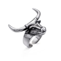 Détail d'une bague tête de taureau vintage avec textures noircies et anneau réglable - Corne