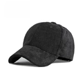 Textura detallada de la gorra de béisbol de pana negra con diseño de seis paneles y visera curva - Negro