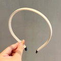 Serre-tête minimaliste en cuir beige crème avec coutures fines et embouts de confort - crème