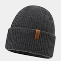 Gros plan sur la maille côtelée épaisse et l'étiquette en cuir du bonnet gris foncé - Taille unique / Gris Chiné