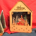 Houten kersthuis met LED-verlichting, rendieren, kerk en winters sneeuwtafereel - Plat Huis Rendier