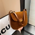 Karamelbruine suède crossbody tas met verstelbare leren riem en gouden ovale sluiting - 25*4*22 / Bruin