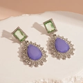 Dettaglio di orecchini vintage con cristallo viola lilla e pietra preziosa verde smeraldo - Perno in Argento-Goccia Viola