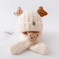 Plüschiges beige Baby-Strickset mit Mütze und Schal, niedlichen Bärenohren und Kunstfell - Hut + Schal 2-teiliges Set / Beige