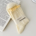 Süße cremefarbene Damensocken mit Rüschenkante und klassischem Zopfstrickmuster - Blassgelb