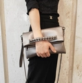 Silbergraue Metallic-Clutch-Tasche mit Nieten-Griff und Kettenriemen für Damen - Silbergrau