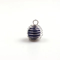 Handgefertigter silberner Spiralkäfig-Anhänger mit einer blauen Lapislazuli-Kugel - Lapislazuli