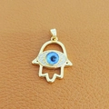 Goldener Fatima Hand Anhänger mit blauem Auge und Zirkonia auf Lederhintergrund - 17-Gold Klassik Zirkon Hamsa