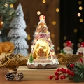Detail van LED-verlichte kerstdecoratie in peperkoekhuisstijl met glazuurstructuren - Peperkoekmannetje Trein Stijl